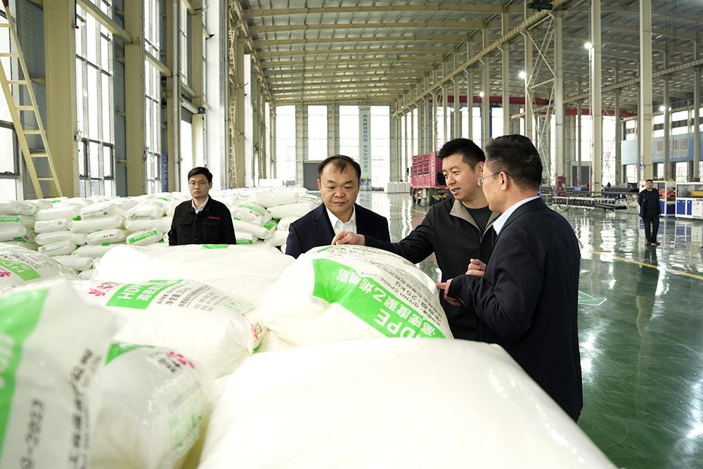 新疆和田地區(qū)策勒縣委副書記、組織部部長李雷，和田商會會長崔學(xué)海，新疆駐皖工作組主任張新等一行蒞臨豪家股份考察交流